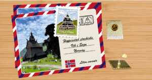 Emaliowany pin w kształcie znaczka pocztowego oraz pocztówka z Vik i Sogn w Norwegii na drewnianym tle.