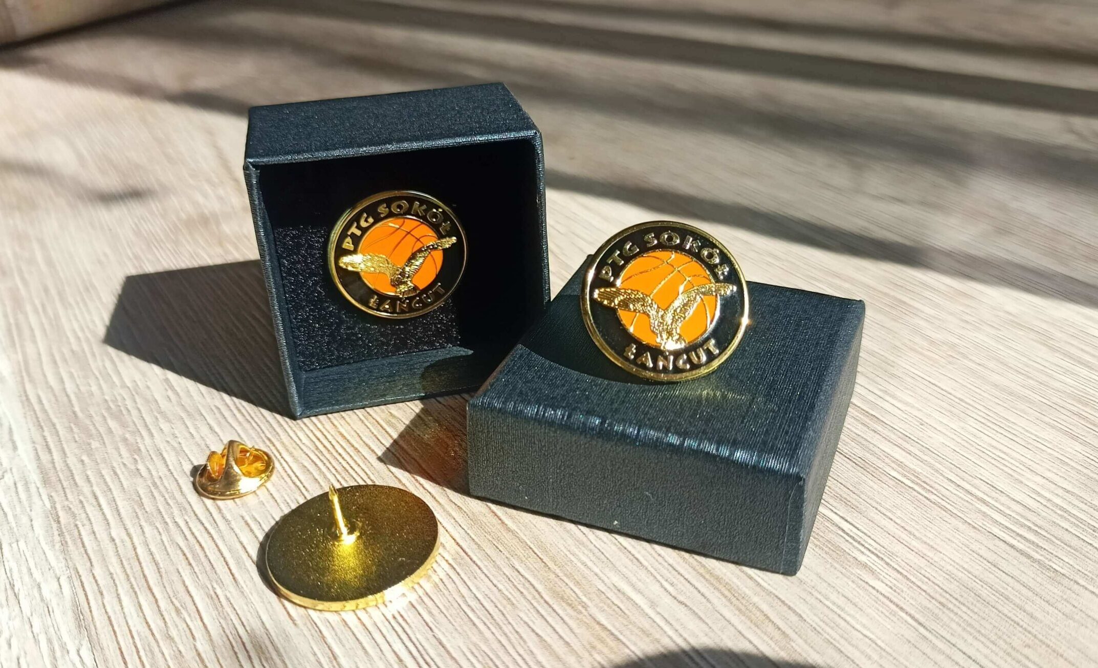 Pin Sokół Łańcut metalowy z pudełkiem