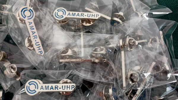 Pinsy-na2motylki-UHP Pins z logo AMAR na 2 motylki