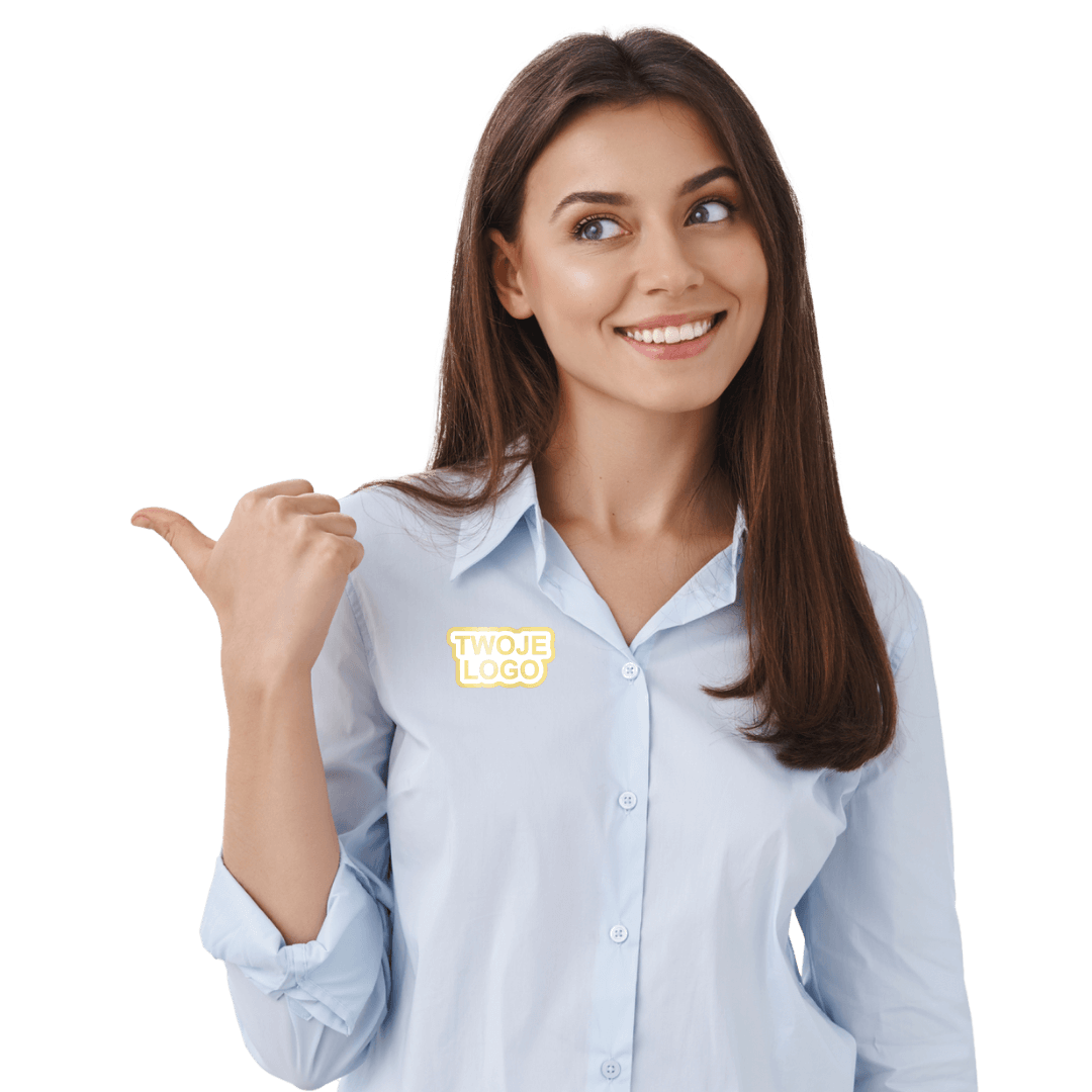 Producent przypinek i pinsów, osoba posiada przypięty pins z logo firmy