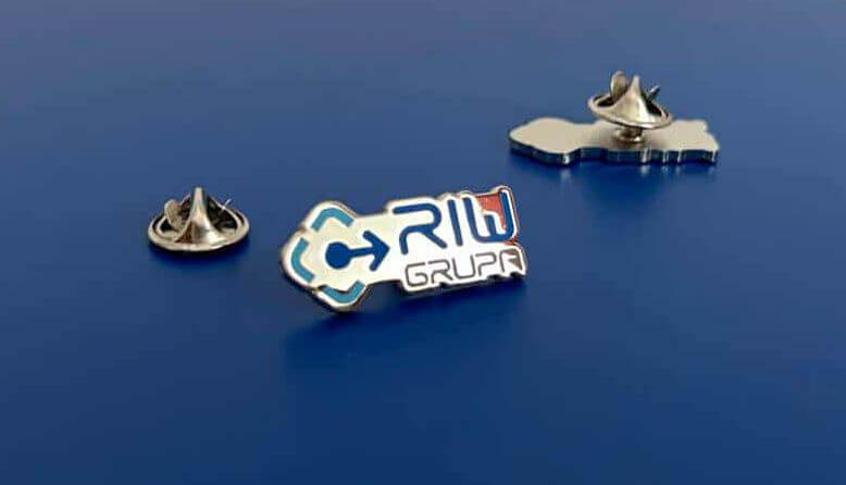 przypinka-riw-grupa-logo-firma-biznes-metalowa-pin-reklama
